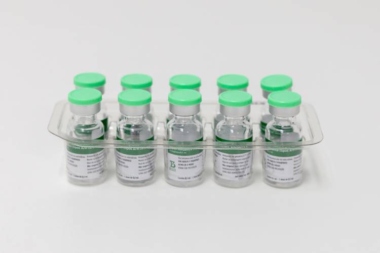 Frascos de vacina da gripe do Butantan